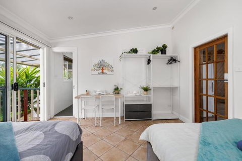 Quadruple Ensuite Room - Nearby Stations & Shops - Accommodation Nelson Bay 2