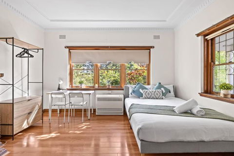 Quadruple Room - Near Transport & Shops - Shared Bathroom - Accommodation Nelson Bay 1