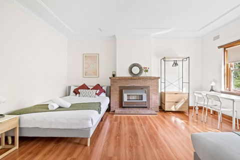 Quadruple Room - Near Transport & Shops - Shared Bathroom - Accommodation Nelson Bay 2