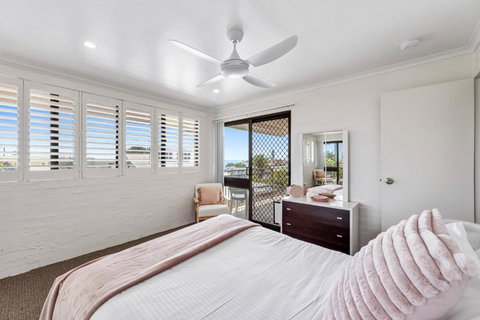 Quaint 2-Bed Beach Abode With Ocean Views - Nelson Bay Accommodation.com 3
