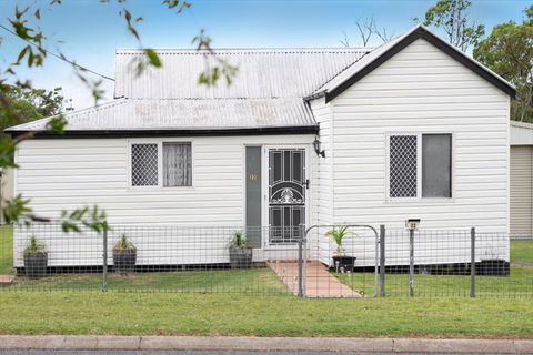 Quaint 2 Bedroom Fully Furnished Cottage - Accommodation Nelson Bay 0