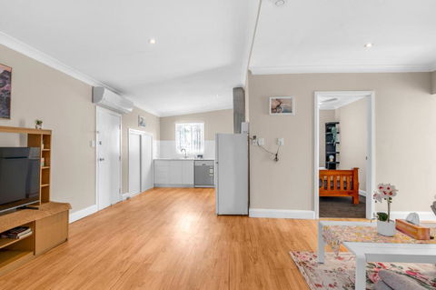 Quaint 2 Bedroom Fully Furnished Cottage - Accommodation Nelson Bay 3