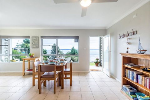 Quarterdeck 1 12 Magnus St Fantastic Unit With Spectacular Views - Accommodation Nelson Bay 0