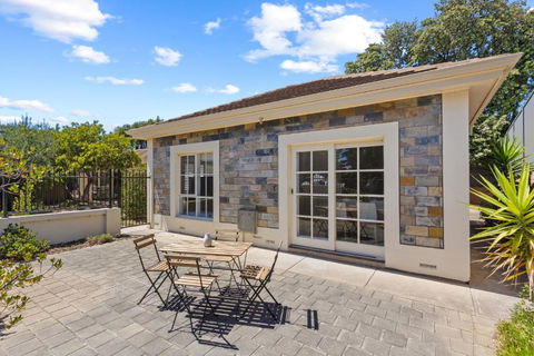 Quiet 2-Bed Retreat With Private Courtyard - Accommodation Nelson Bay 3
