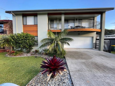 Rainbow Beachhouse - Deluxe, Pristine Location - Accommodation Nelson Bay 0