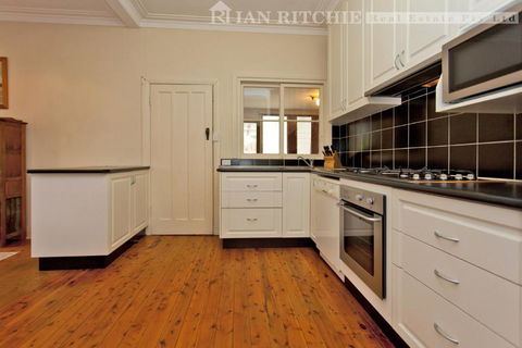 Red Brick Beauty - Central Cottage - Accommodation Nelson Bay 1