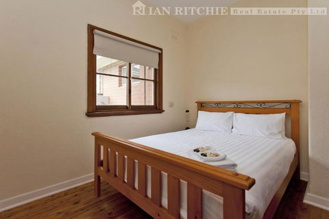 Red Brick Beauty - Central Cottage - Accommodation Nelson Bay 2