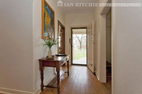 Red Brick Beauty - Central Cottage - Accommodation Nelson Bay 3