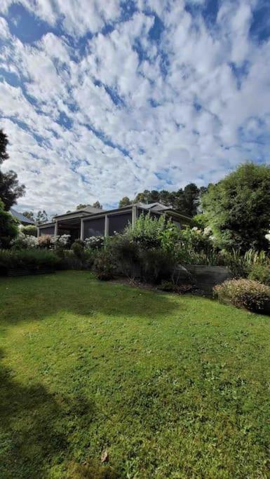 Quiet Family Retreat Getaway - Wildlife Park, Sovereign Hill, Kryall Castle And City At Your Door - Modern House, 8 Guests, 4 Bedrooms, 5 Beds - Accommodation Nelson Bay 0