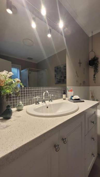 Quiet Family Retreat Getaway - Wildlife Park, Sovereign Hill, Kryall Castle And City At Your Door - Modern House, 8 Guests, 4 Bedrooms, 5 Beds - Accommodation Nelson Bay 2