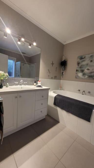 Quiet Family Retreat Getaway - Wildlife Park, Sovereign Hill, Kryall Castle And City At Your Door - Modern House, 8 Guests, 4 Bedrooms, 5 Beds - Accommodation Nelson Bay 3