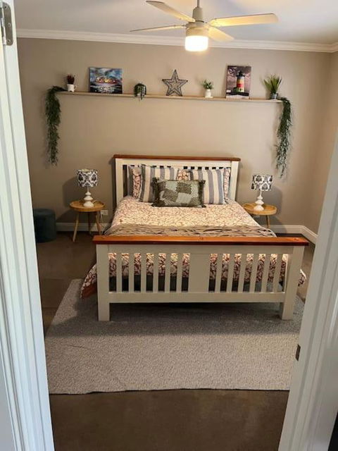 Quiet Family Retreat Getaway - Wildlife Park, Sovereign Hill, Kryall Castle And City At Your Door - Modern House, 8 Guests, 4 Bedrooms, 5 Beds - Accommodation Nelson Bay 1