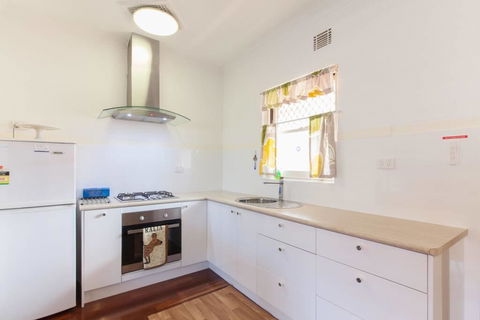 B8 Cafes, Resturants, UWA Close To SCGH - Nelsons Bay Accommodation 2