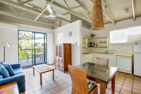 Baden 11 - Rainbow Shores, Couples Beachside Escape, Aircon, Pools - Accommodation Nelson Bay 0
