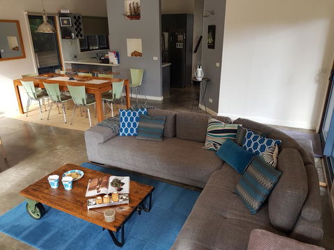 Bay Breeze Holiday Home - Accommodation Nelson Bay 0