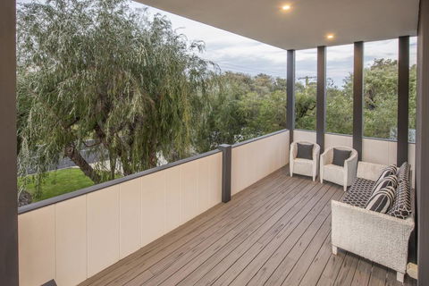 Bay View Retreat - Stunning Ocean Views And 300 Metres To Beach - Accommodation Nelson Bay 3