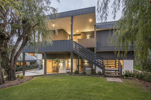 Bay View Retreat - Stunning Ocean Views And 300 Metres To Beach - Accommodation Nelson Bay 0