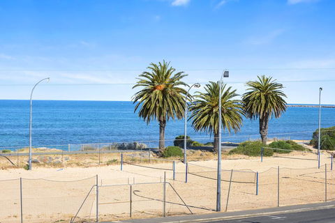Bayline Beachfront Apartment No 4 - Nelsons Bay Accommodation 1