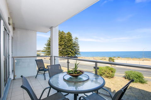 Bayline Beachfront Apartment No 4 - Nelsons Bay Accommodation 0
