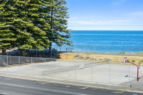 Bayline Beachfront Apartment No 4 - Nelsons Bay Accommodation 2