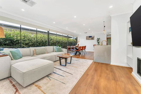 Redbrick Retreat - Generous Coastal Escape - Accommodation Nelson Bay 0