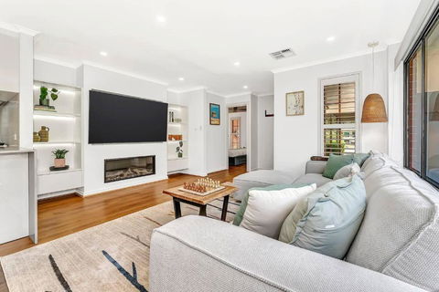 Redbrick Retreat - Generous Coastal Escape - Accommodation Nelson Bay 1