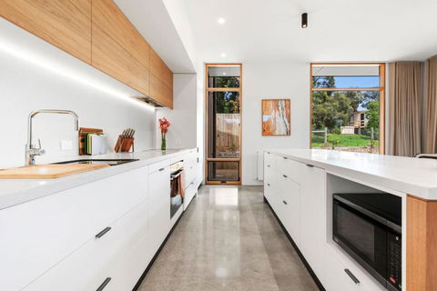 REFRESH At Lonnie - Accommodation Nelson Bay 3