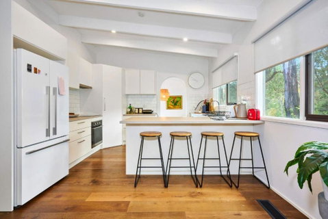 Renovated 5 Bedroom Retreat With Deck Fireplace - Nelsons Bay Accommodation 0