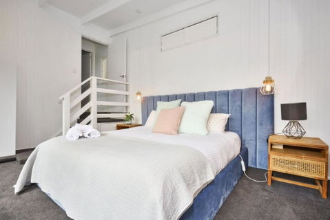 Renovated 5 Bedroom Retreat With Deck Fireplace - Nelsons Bay Accommodation 3