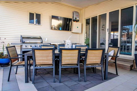 Resort On Morgan With Beautiful Private Pool, Pet Friendly - Accommodation Nelson Bay 3