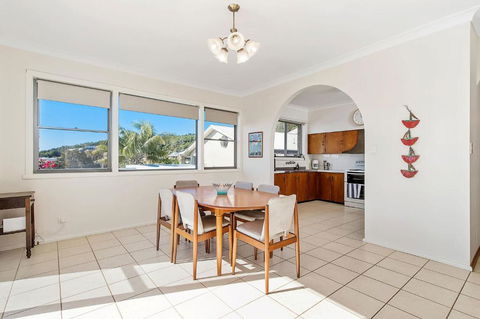 Retro Beach House - Accommodation Nelson Bay 3