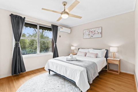 Retro Retreat - Mornington - Accommodation Nelson Bay 0