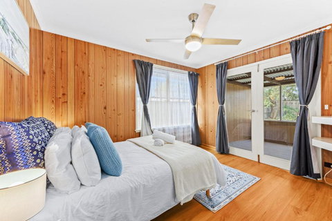 Retro Retreat - Mornington - Accommodation Nelson Bay 2
