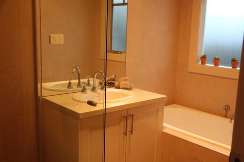 River Rock Cottage Centrally Located And Dog Friendly - Accommodation Nelson Bay 3