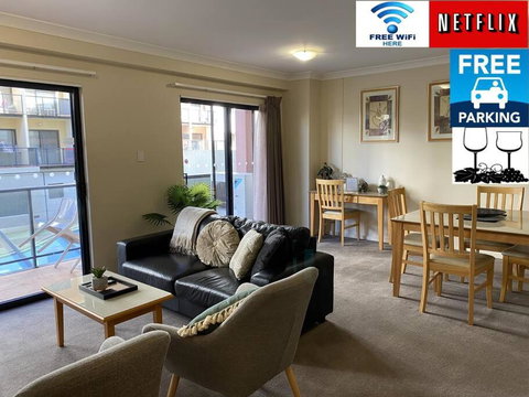 RIVERSIDE CITY VIEW PARKING NETFLIX WIFI WINE FREE - Accommodation Nelson Bay 0