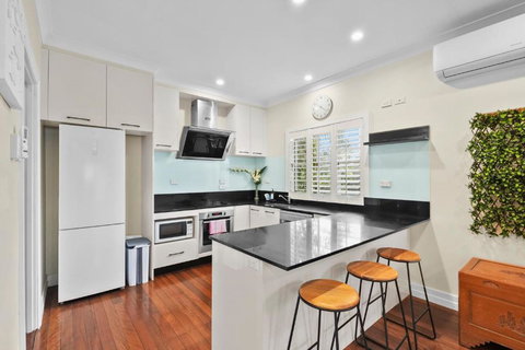 Room In Large Home 6 Min To CBD - Nelson Bay Accommodation.com 2