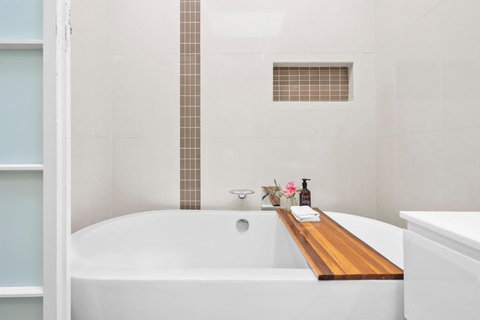 Room In Large Home 6 Min To CBD - Nelson Bay Accommodation.com 1