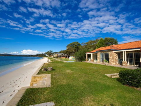 Salamander Beach Front - Accommodation Nelson Bay 0