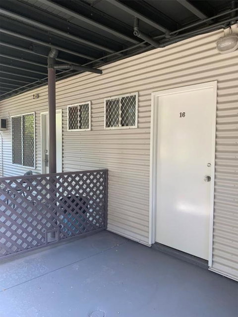 Roey Backpackers And Party Bar - Accommodation Nelson Bay 2