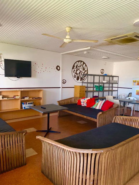 Roey Backpackers And Party Bar - Accommodation Nelson Bay 3