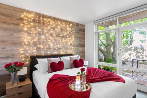 Romantic Retreat With Garden - Accommodation Nelson Bay 0