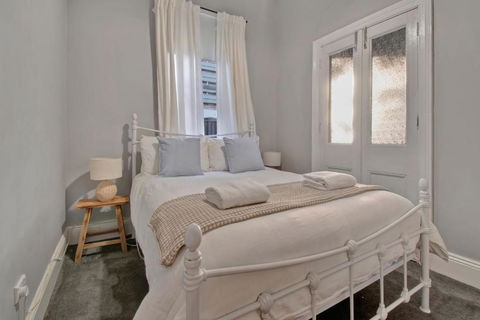 Rose Cottage - Stroll To CBD, Leafy Setting - Accommodation Nelson Bay 2