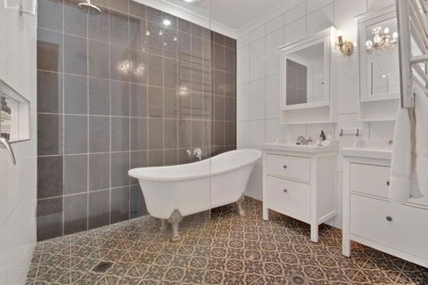 Rose Cottage - Stroll To CBD, Leafy Setting - Accommodation Nelson Bay 3