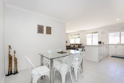 Safari Family Stay - EXECUTIVE ESCAPES - Nelsons Bay Accommodation 1
