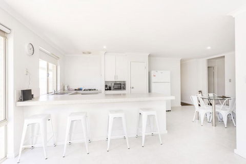Safari Family Stay - EXECUTIVE ESCAPES - Nelsons Bay Accommodation 2