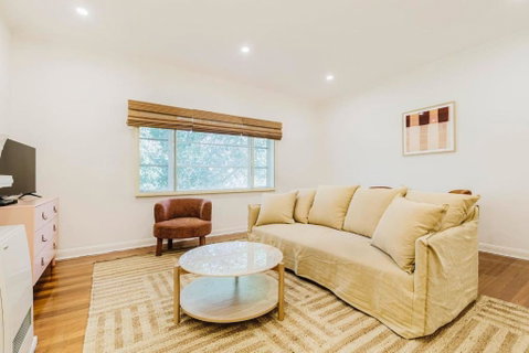 Salmon Calm - Trendy Velvet Allure By Albert Park - Accommodation Nelson Bay 2