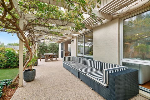 Salt Air Hideaway With Lush Backyard - Accommodation Nelson Bay 2