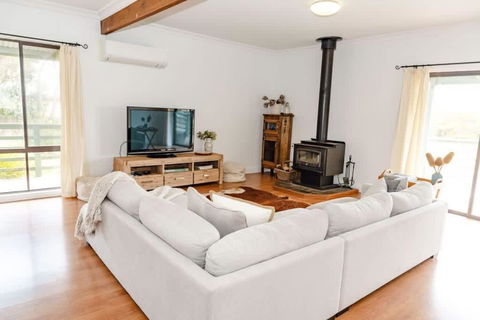 Salt Bush Cottage Peterborough - Accommodation Nelson Bay 0