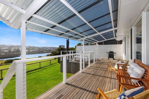 SALTWATER HOUSE - Opposite The Beach And Views Over The Lake! - Accommodation Nelson Bay 1