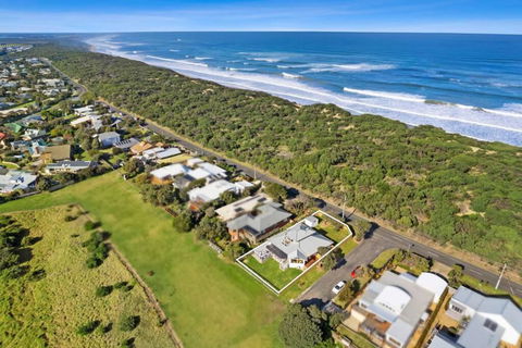SALTWATER HOUSE - Opposite The Beach And Views Over The Lake! - Accommodation Nelson Bay 0